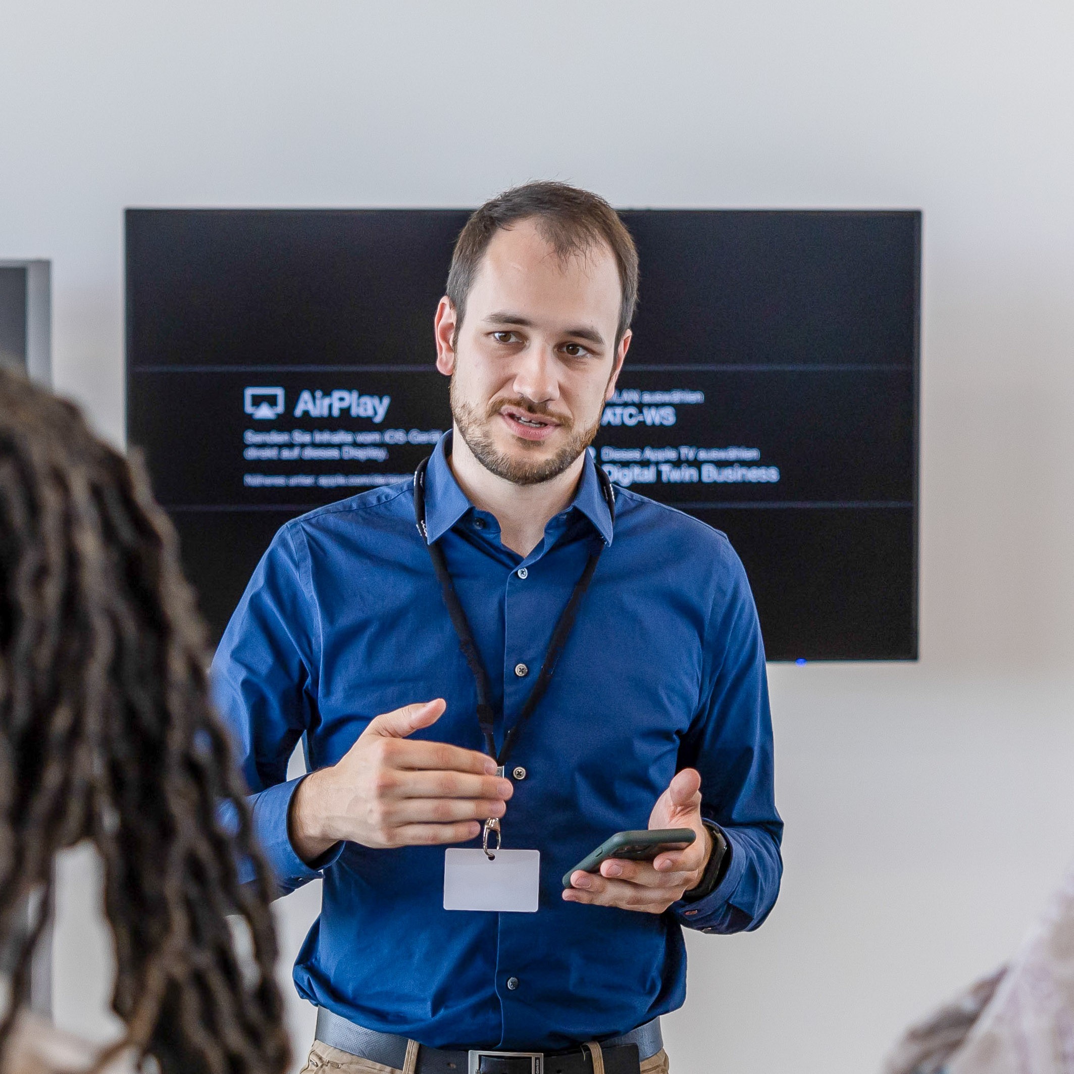 Max Pöschl presenting at an event